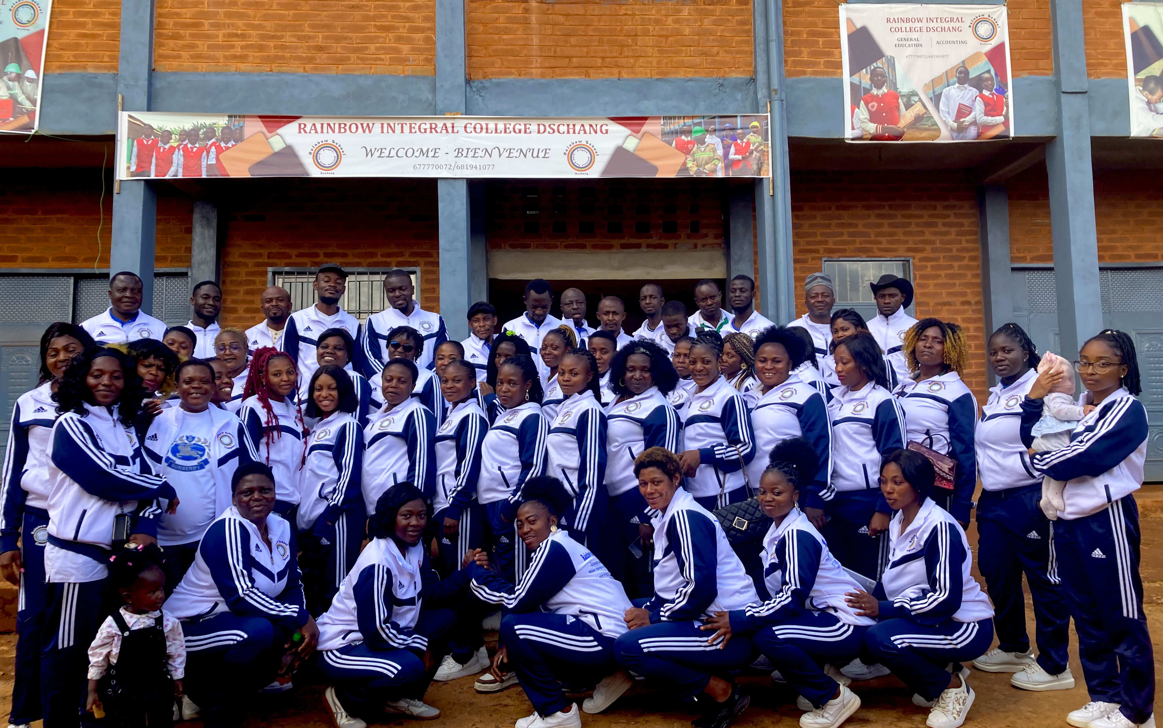 Ensemble du personnel enseignant et de soutien du Complexe Scolaire Rainbow Dschang Cameroun